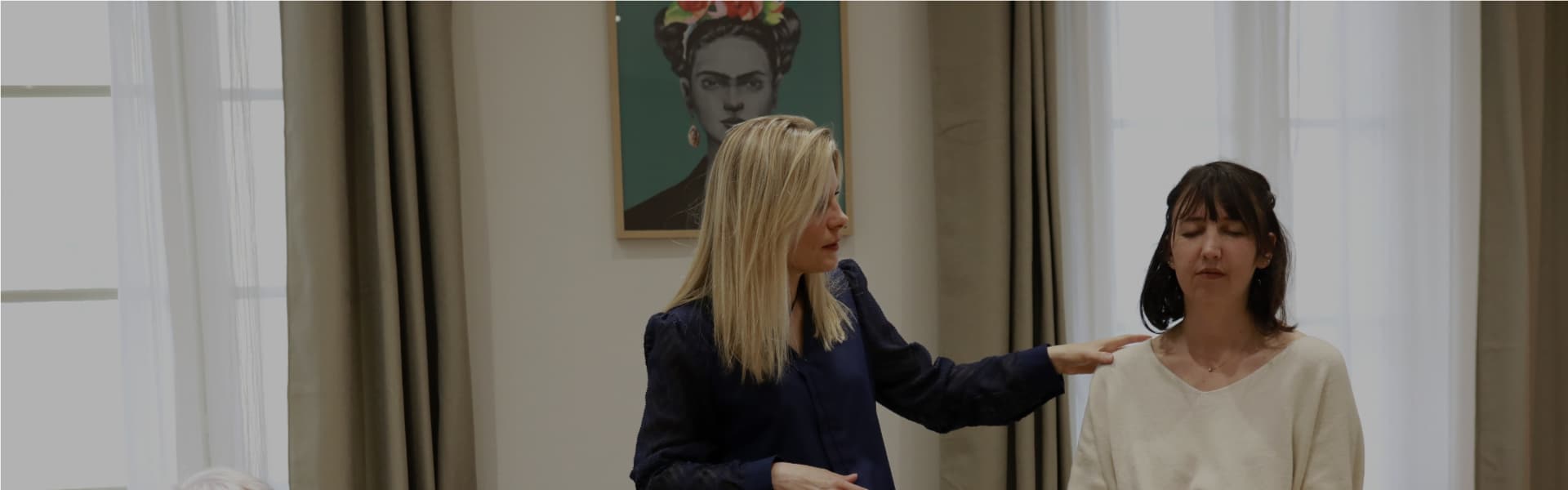Claire Herman accompagnant une cliente en séance d'hypnose